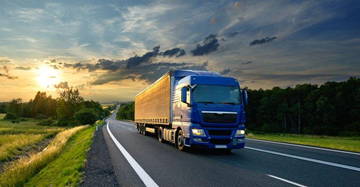 Cestovni prijevoz u Europi s teretnim kamionima i dostavnim vozilima na autocesti u logističkim operacijama